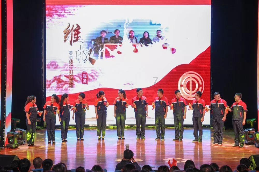 翠竹楼主原创诗第1440首:七律—岁末街上有感